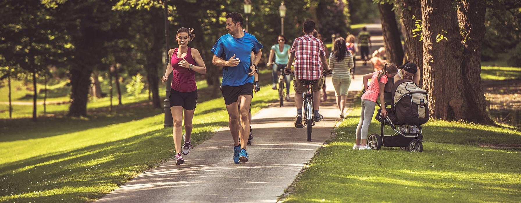 homme et femme qui font un jogging