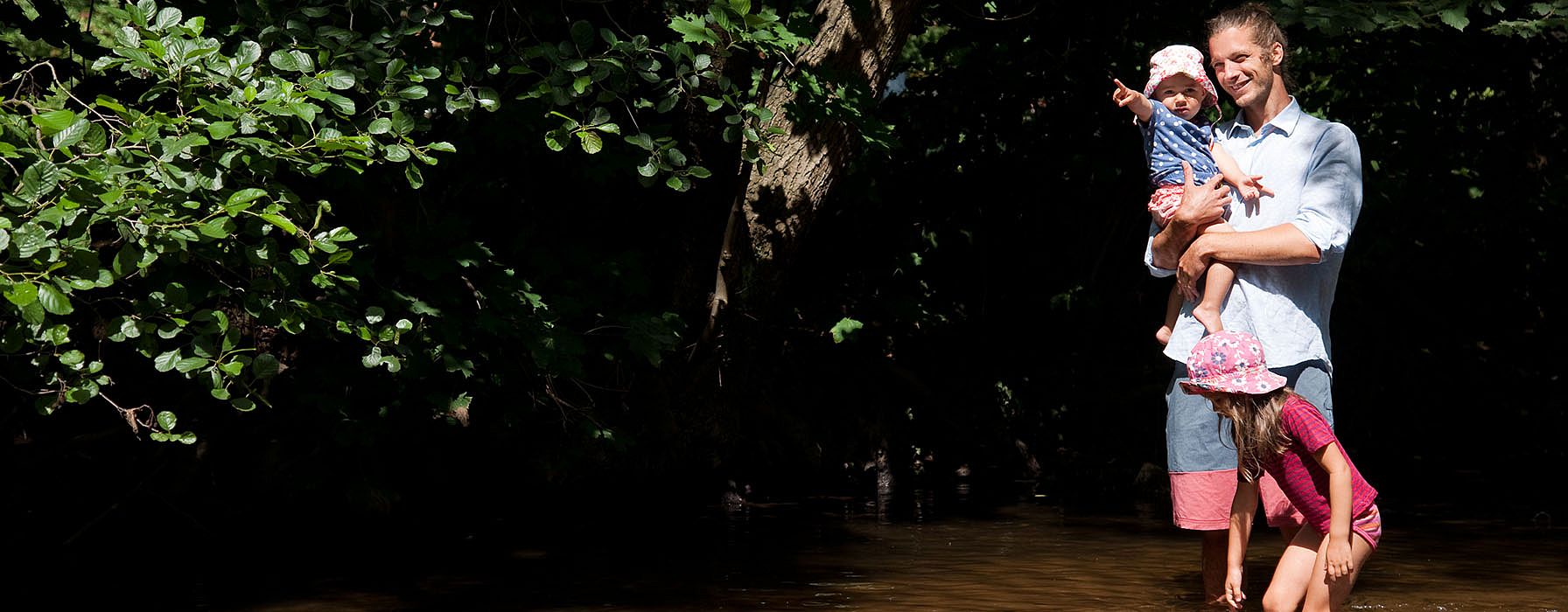 famille dans une rivière