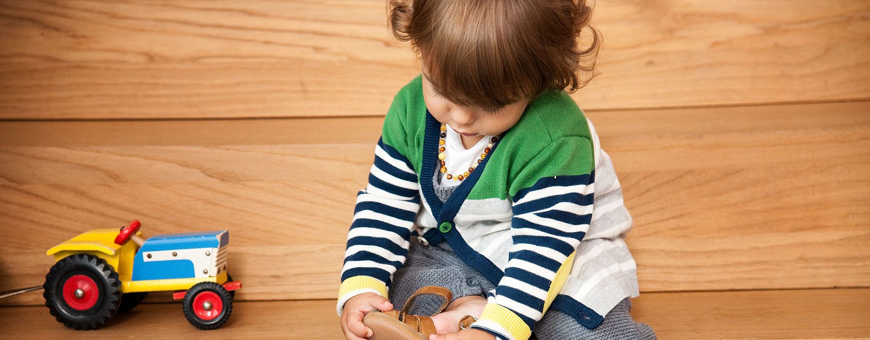 enfant sur escalier qui met ses chaussures
