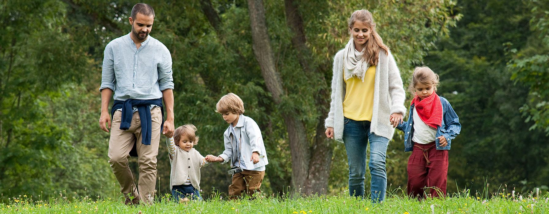 Parents et enfant dans un jardin