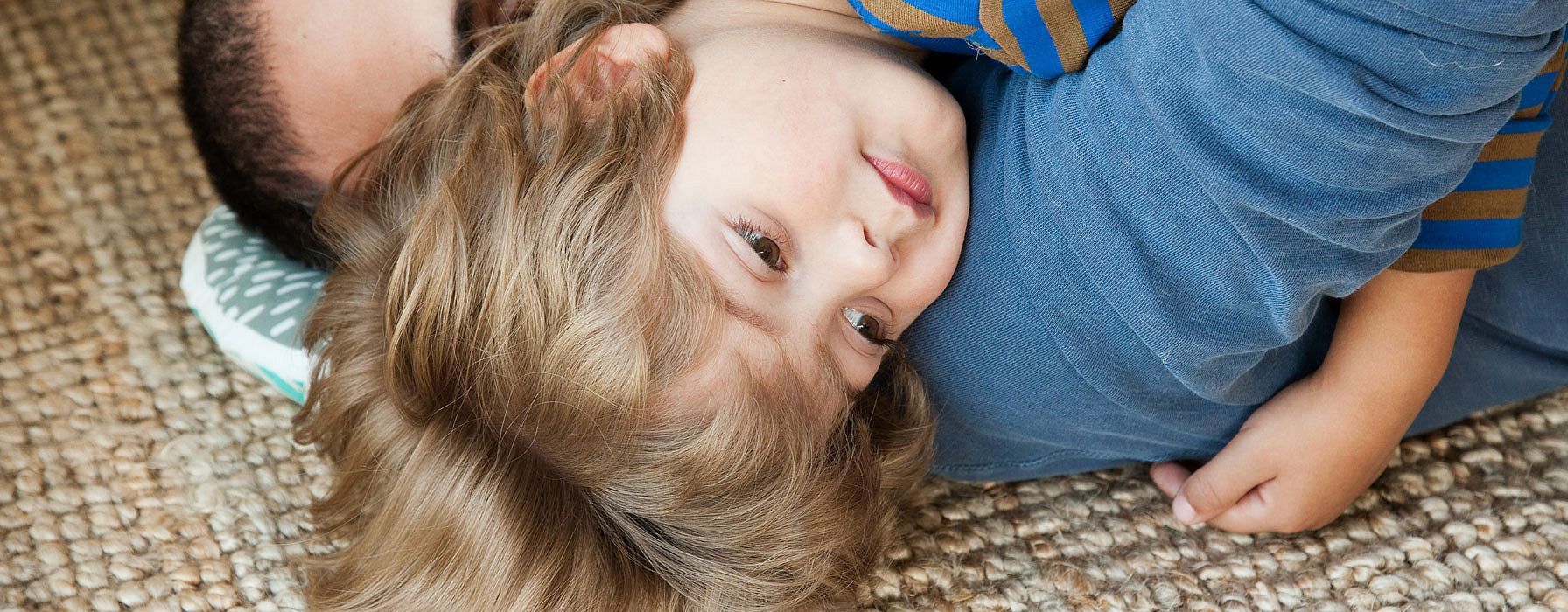 père qui console son enfant