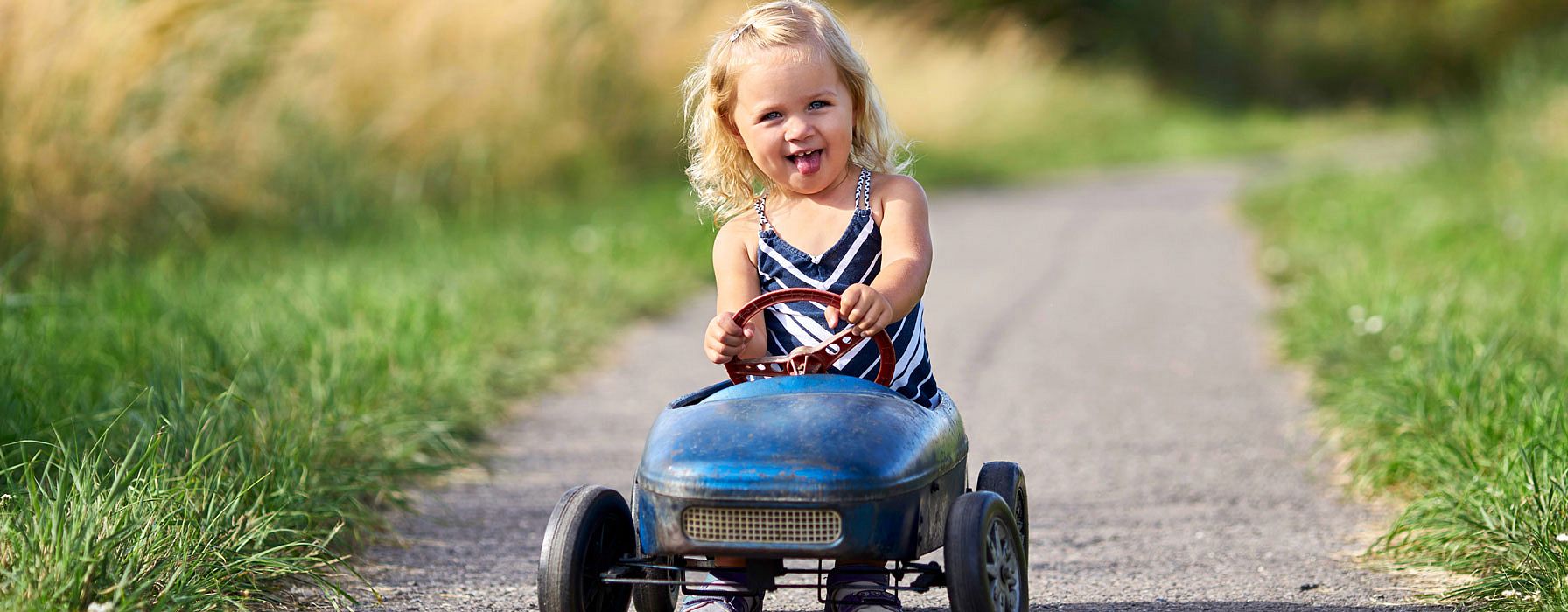 petite fille dans une petite voiture