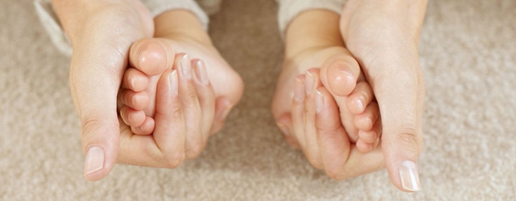 massage pieds des bébés