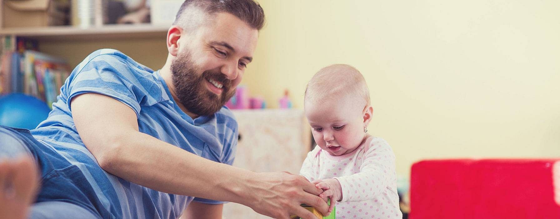 père joue avec son enfant
