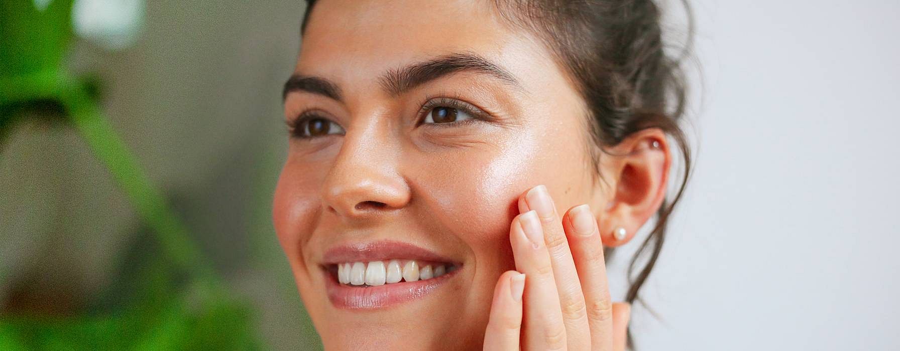 femme qui se crème le visage