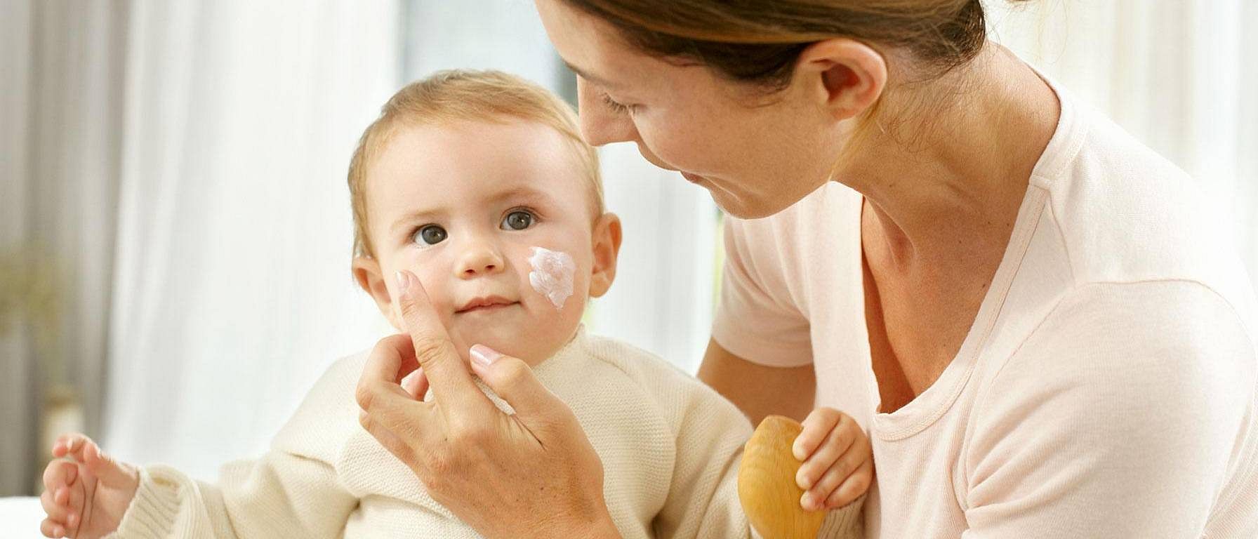 toilette du visage bébé