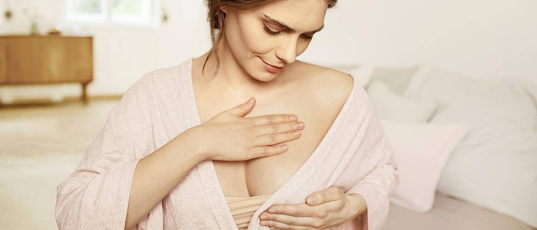 femme se massant la poitrine