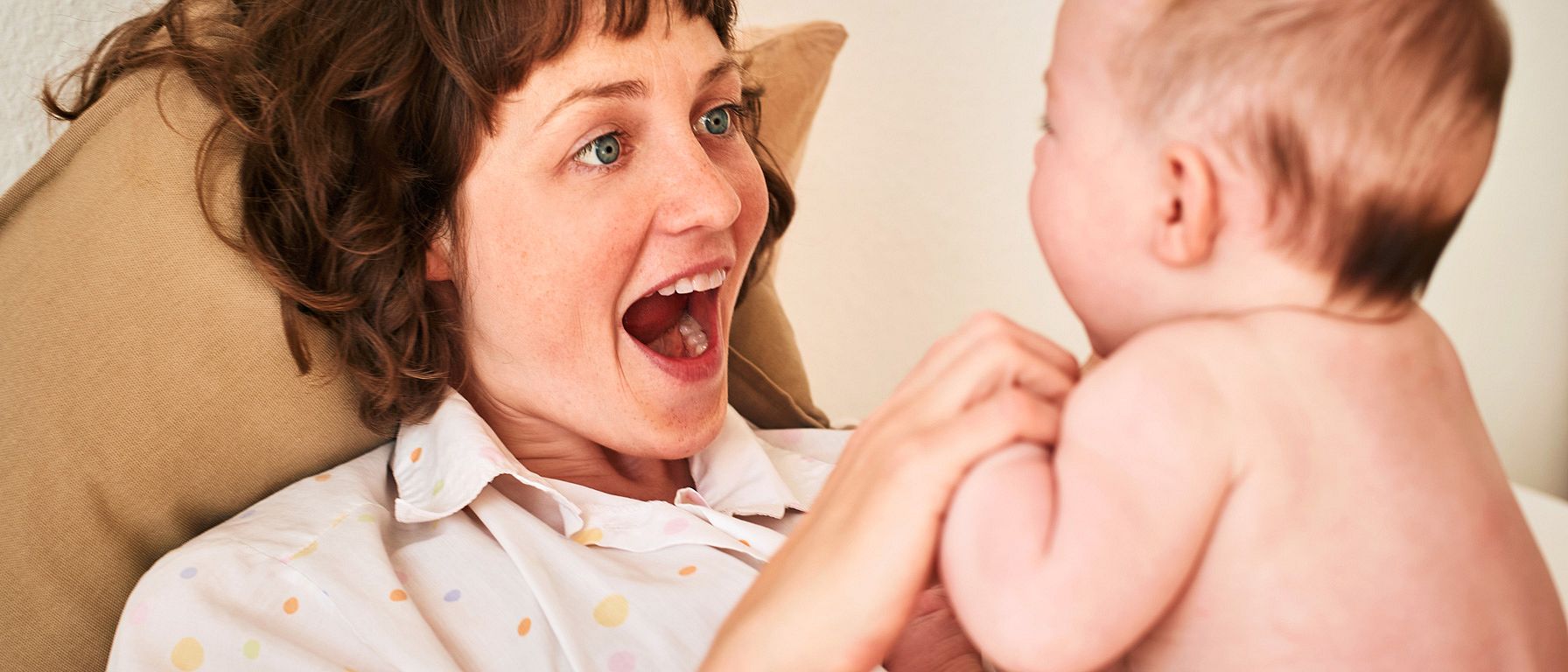 La mère interagit joyeusement avec le bébé