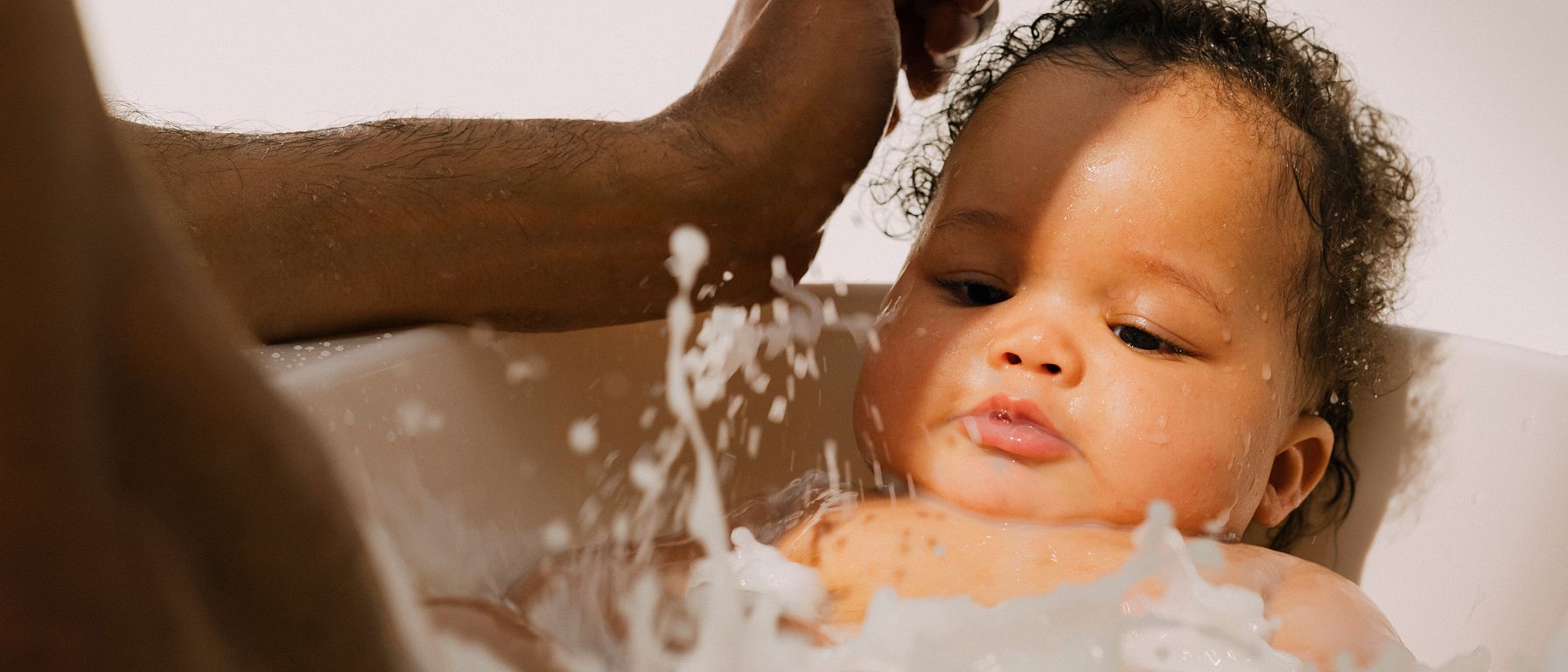 bébé prenant son bain