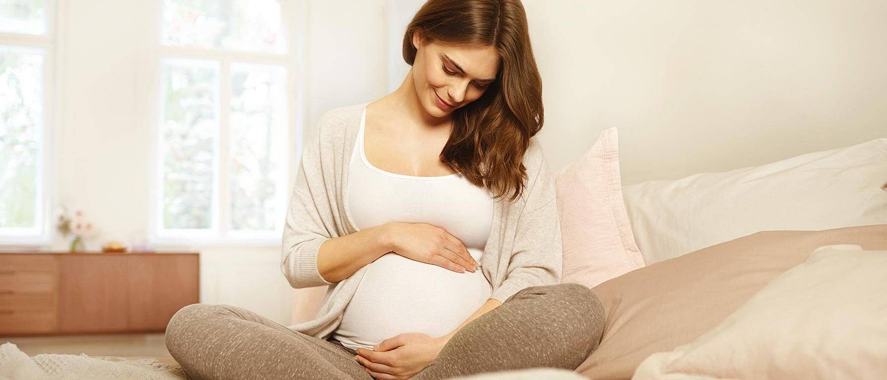 femme enceinte qui se tient le ventre