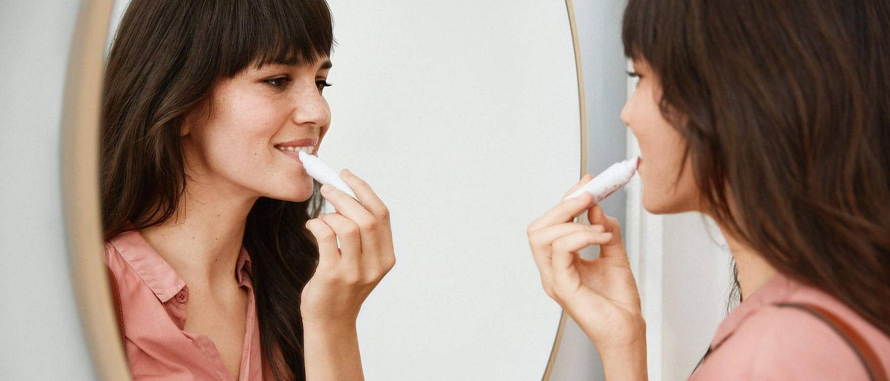 femme appliquant soin des lèvres