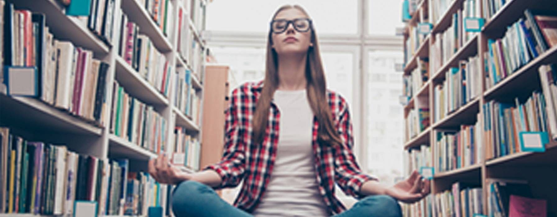 femme meditant dans une bibliothèque