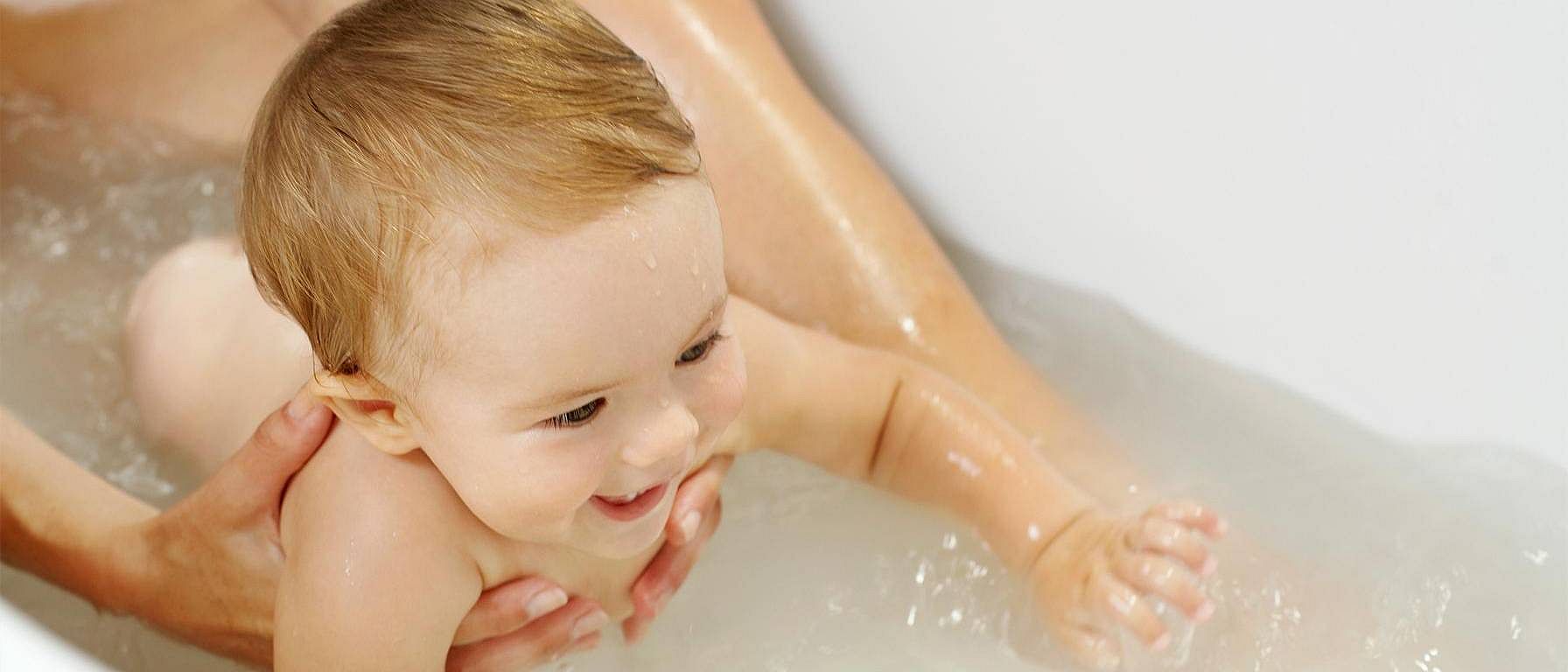 bébé dans son bain