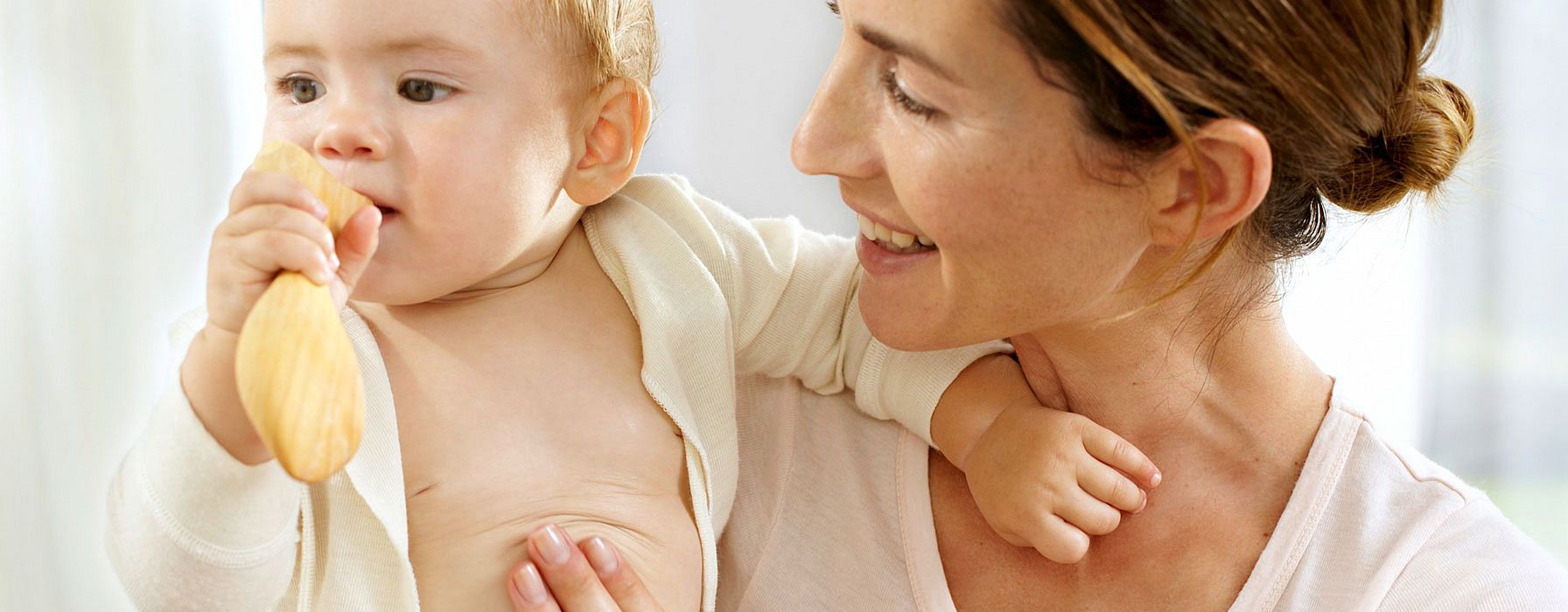 Apaiser doucement le ventre de bébé