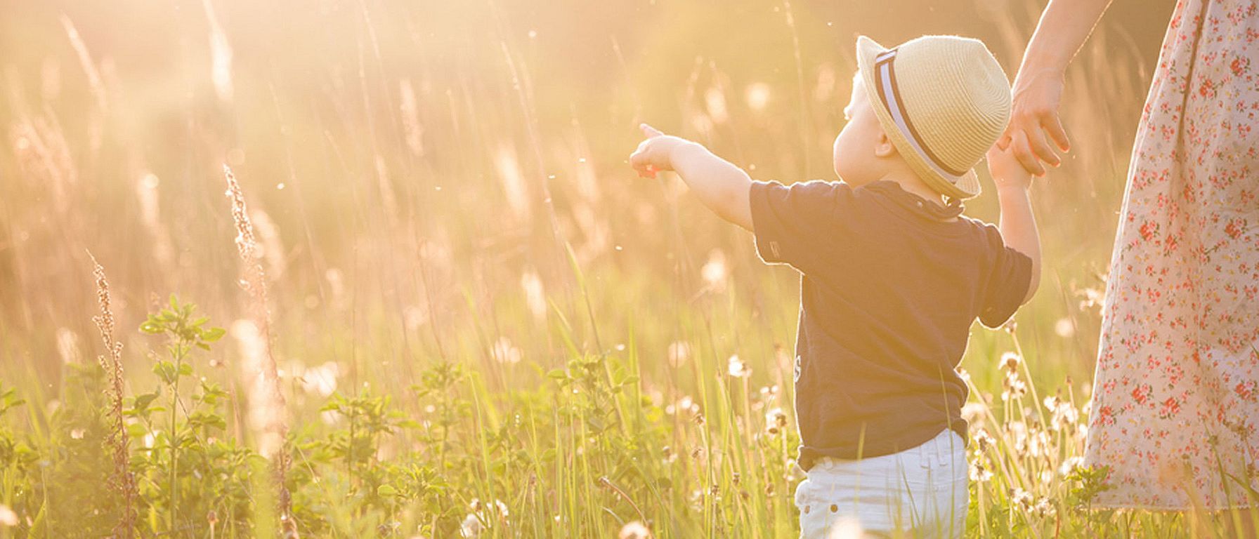 Mère et enfant se promenant dans la nature