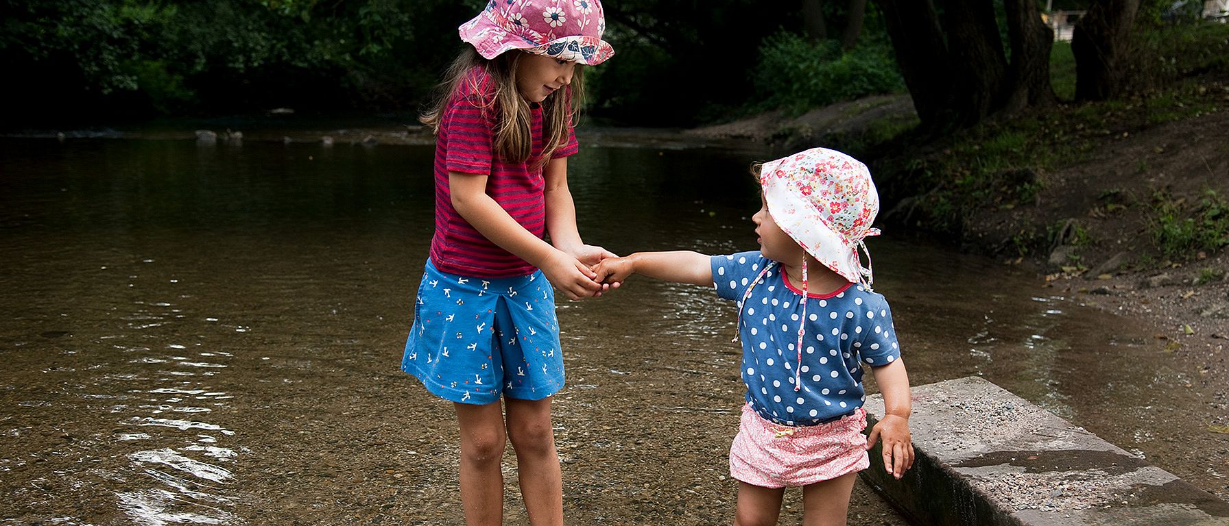 Les enfants jouent dans l'eau