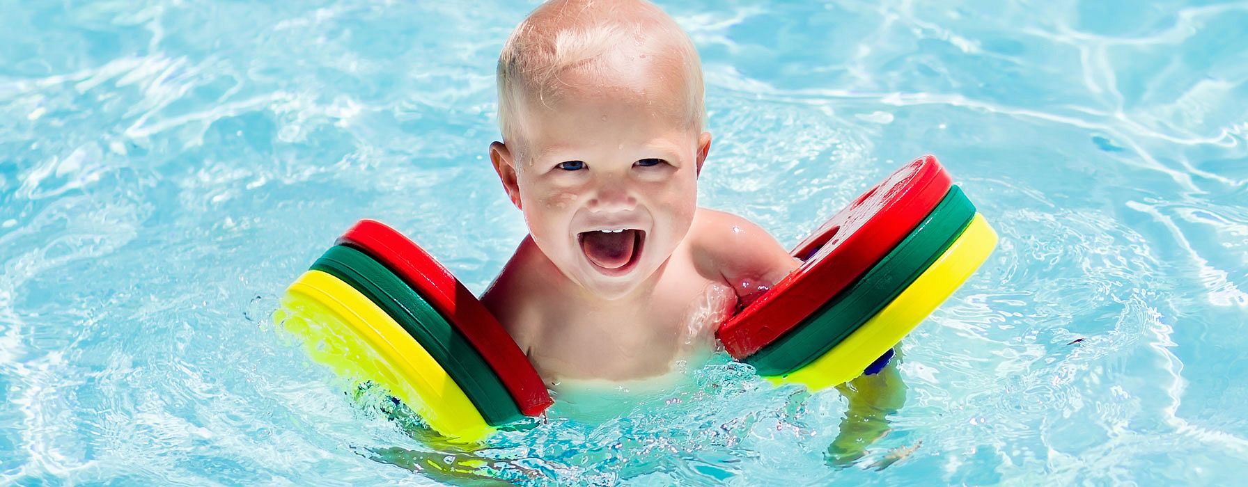 bébé dans la piscine