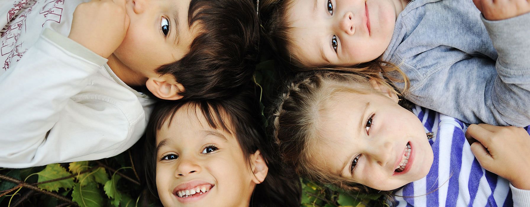 enfants couchés dans des feuilles