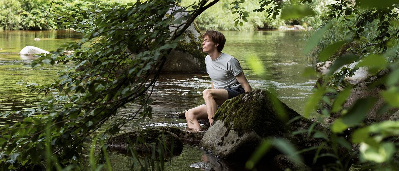 homme dans une rivière