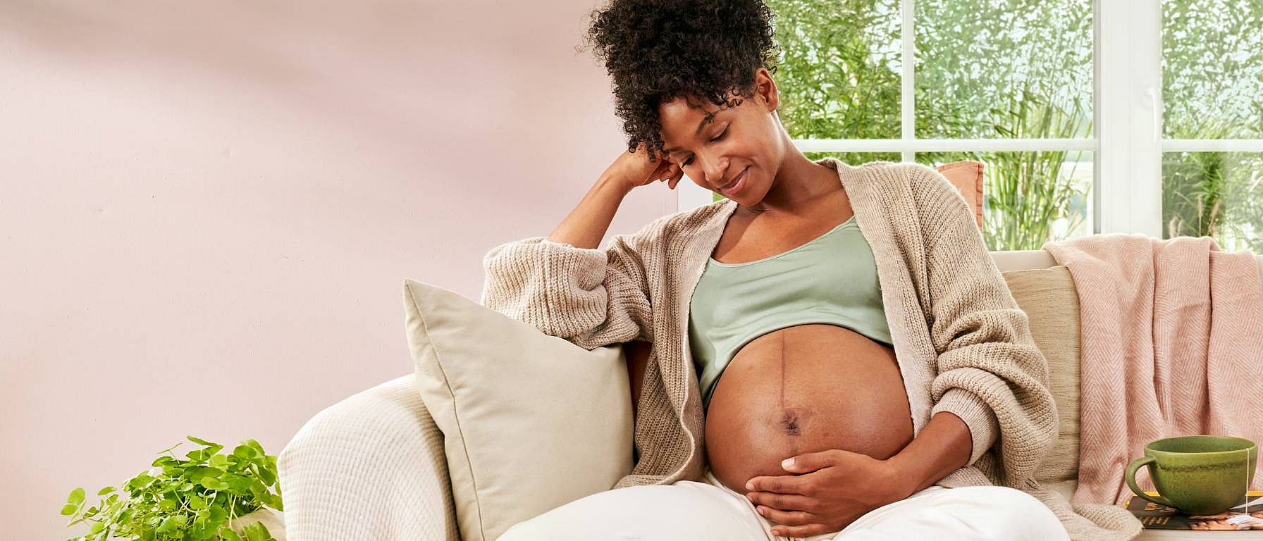 femme enceinte sur le canapé