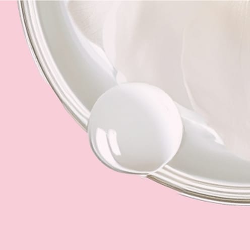 Creme blanche sur fond rose