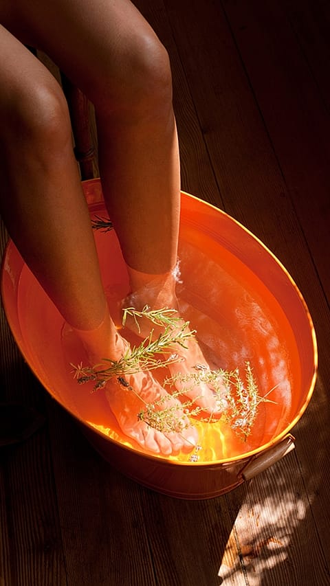 bain des pieds avec romarin