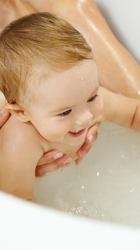 bébé dans le bain