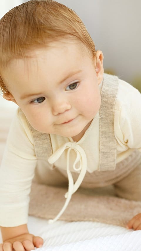 bébé à quatre pattes