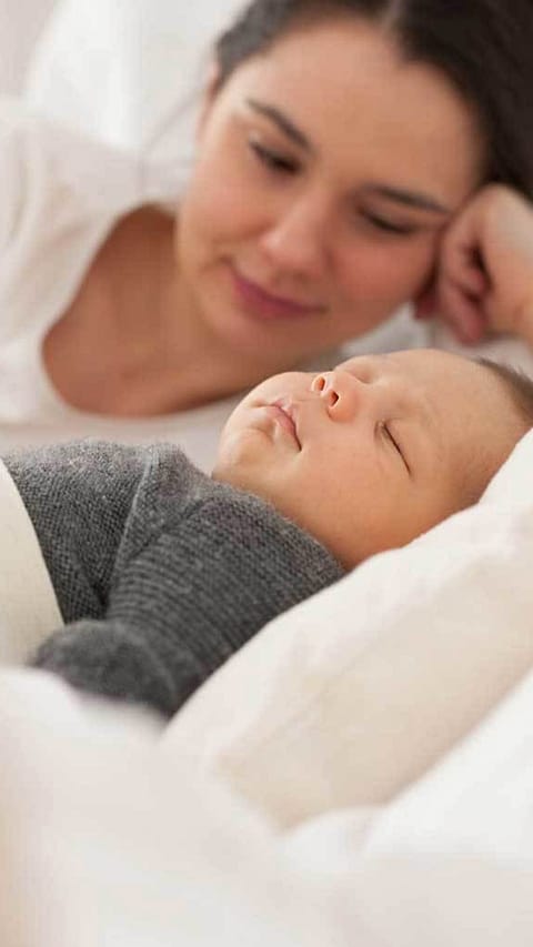 bébé dort à coté de sa maman
