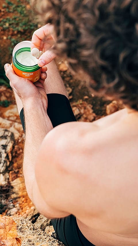 Homme applique le Massage Body Butter