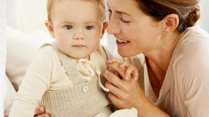femme et son bébé