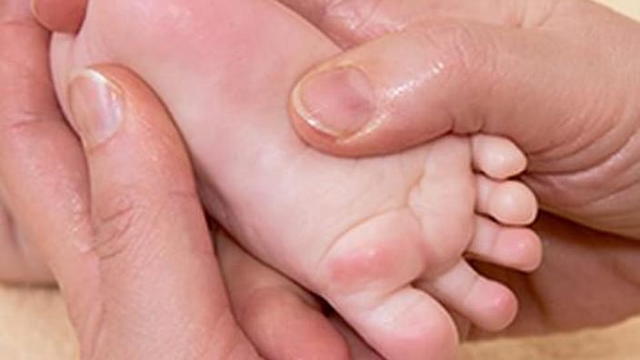 massage pieds de bébé