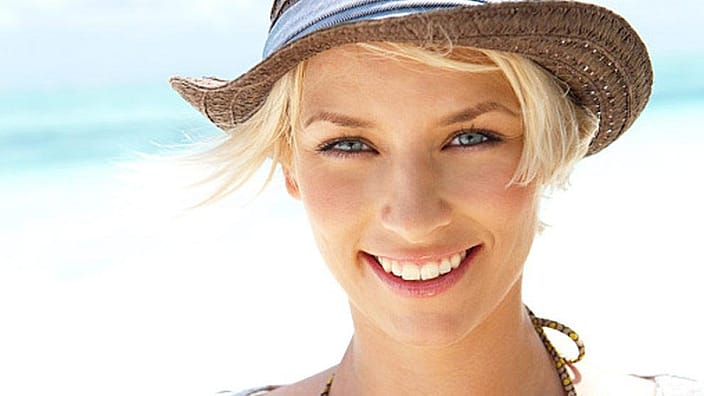 femme avec chapeau