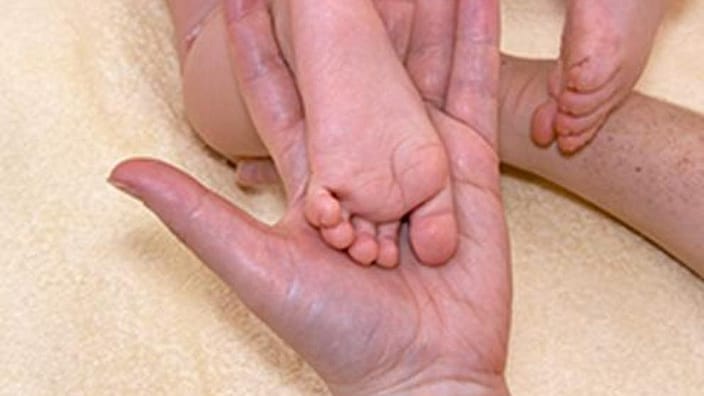 massage pieds de bébé