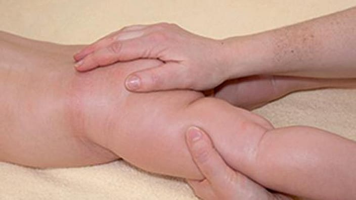 massage jambes de bébé