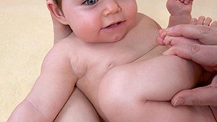 maman qui porte son bébé