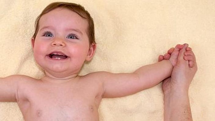 bébé couché souriant