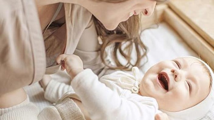 maman qui soulève son bébé