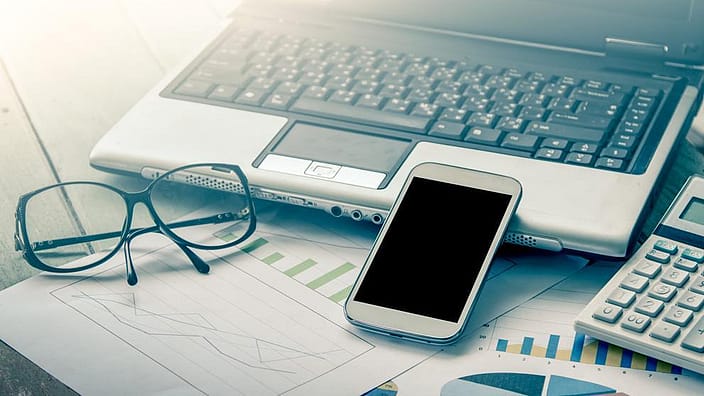 écran de téléphone et ordinateur