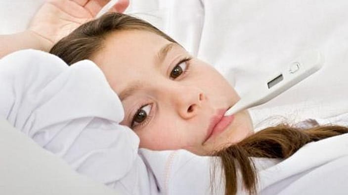 enfant malade avec thermomètre