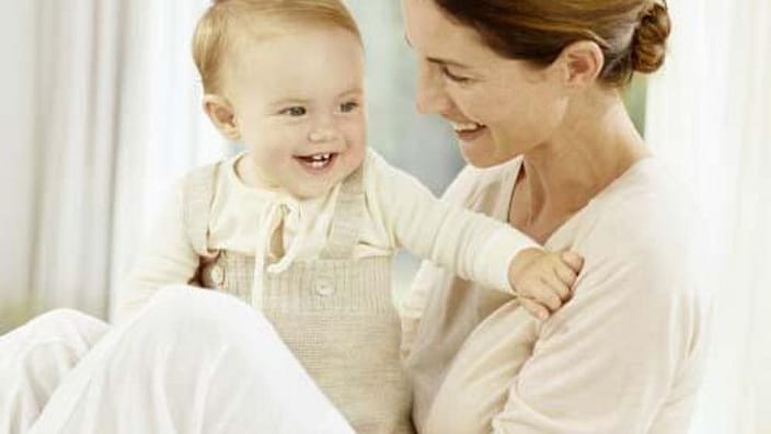 maman qui porte son bébé