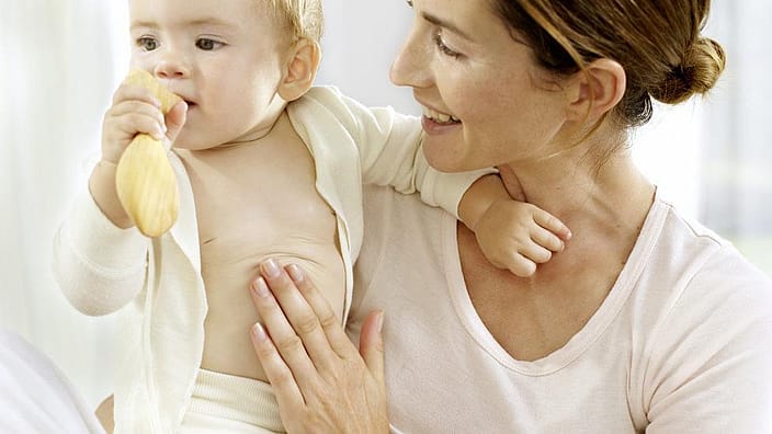 bébé qui joue avec sa maman