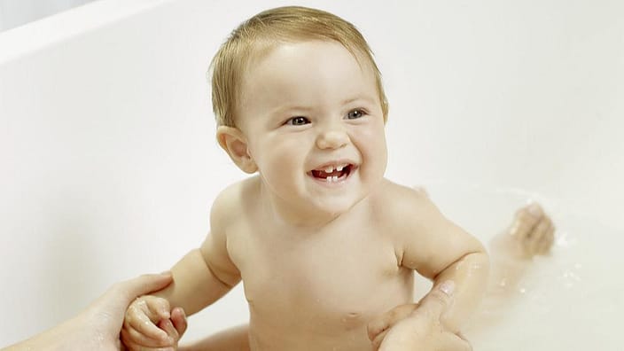 bébé qui s'amuse dans son bain