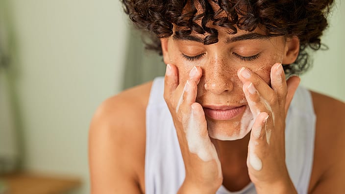 femme lors du nettoyage du visage