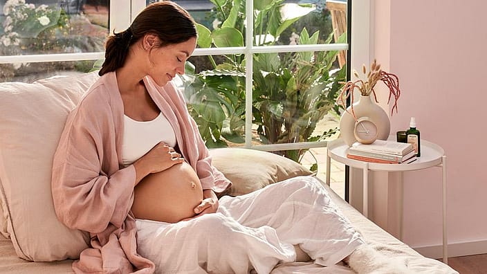 femme enceinte se tenant le ventre