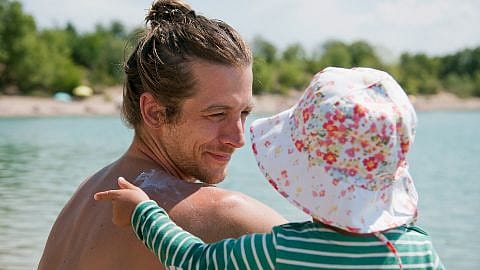 crème solaire père et enfant