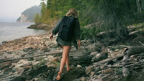 femme pieds nus sur des pierres