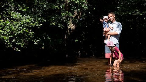 famille dans une rivière