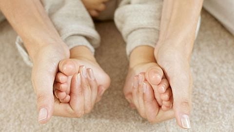 massage pieds des bébés