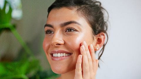 femme qui se crème le visage